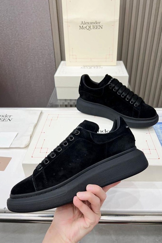 Замшевые кроссовки Alexander McQueen чёрного цвета