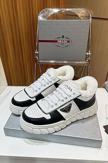 Кожаные кроссовки с мехом Prada   