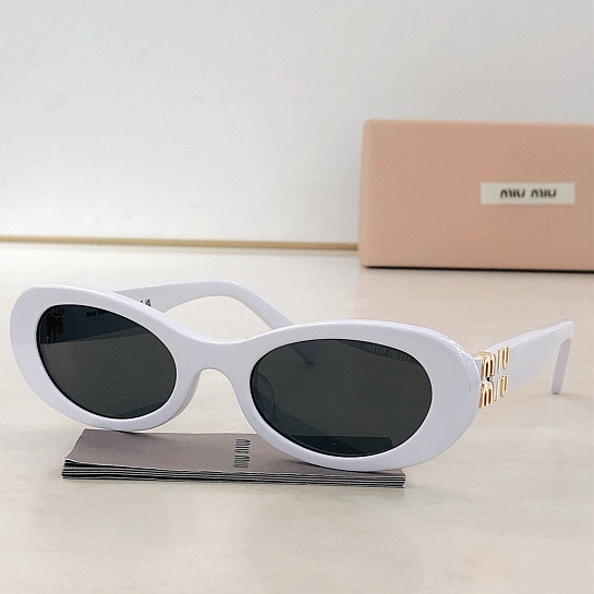 Женские солнцезащитные очки MIU MIU с белой оправой
