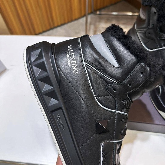 Кроссовки с мехом Valentino One Stud high-top