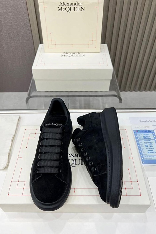 Замшевые кроссовки Alexander McQueen чёрного цвета