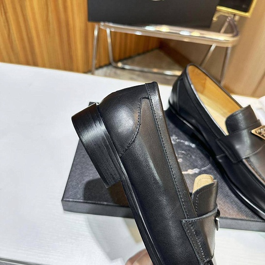 Мужские чёрные лоферы Prada triangle-logo