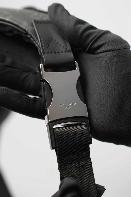 Кожаная сумка на пояс Louis Vuitton Discovery Monogram Eclipse 37x17x10 см