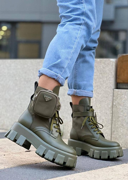 Кожаные женские ботинки Prada зелёного цвета