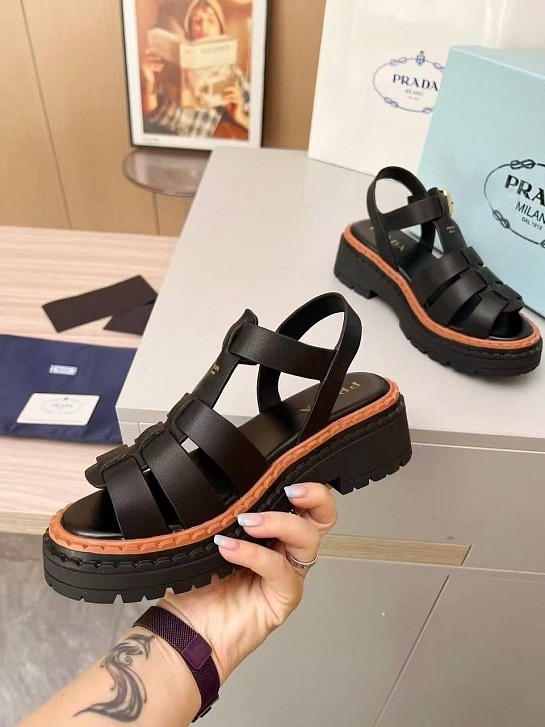 Женские кожаные сандалии Prada чёрного цвета