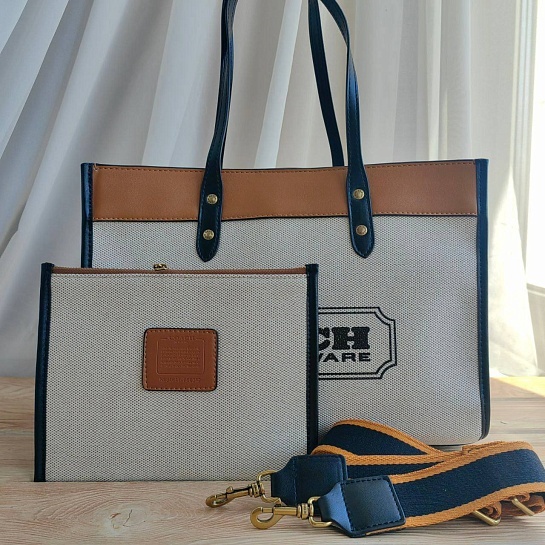 Женская сумка Coach Field Tote 30 With Badge 30x22 см