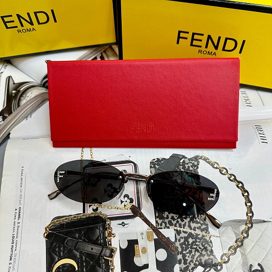 Чёрные солнцезащитные очки Fendi