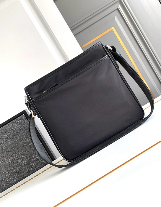 Нейлоновая сумка Prada Premium 27x25.5x6 см