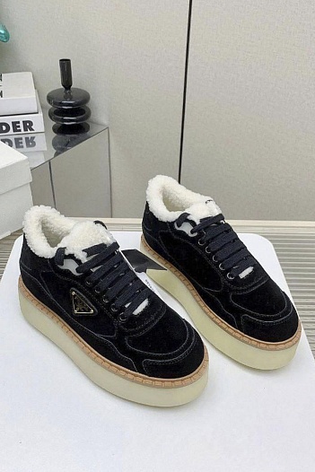 Женские замшевые кроссовки с мехом Prada premium - Black   