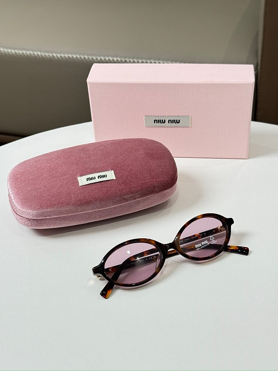 Солнцезащитные очки MIU MIU с леопардовой оправой