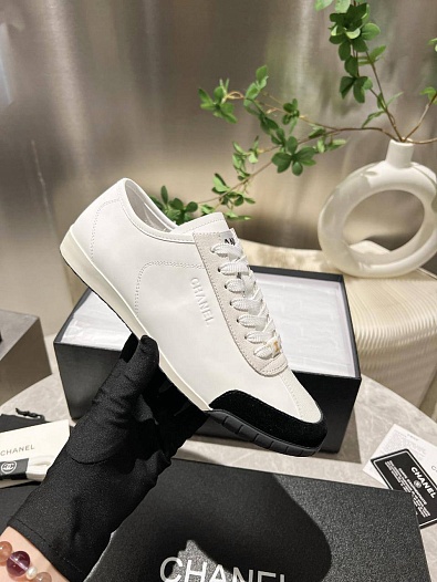 Женские кожаные кроссовки Chanel белого цвета   