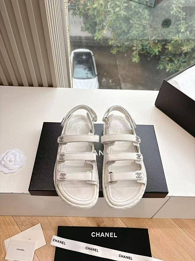 Женские кожаные сандалии Chanel белого цвета   