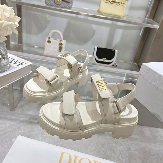 Белые женские кожаные сандалии Dior   
