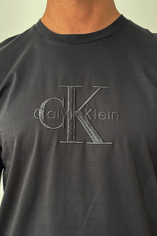 Футболка чёрного цвета Calvin Klein embroidered-logo