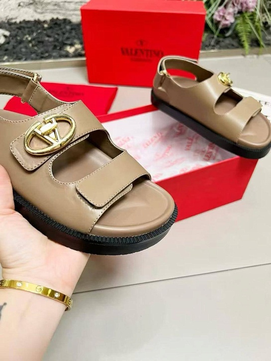 Женские кожаные сандалии Valentino Rockstud