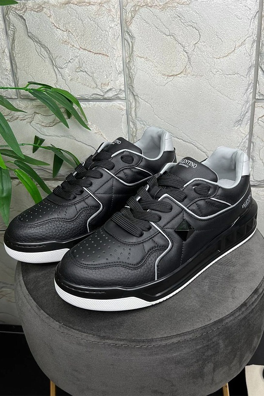 Мужские кожаные кроссовки Valentino чёрного цвета