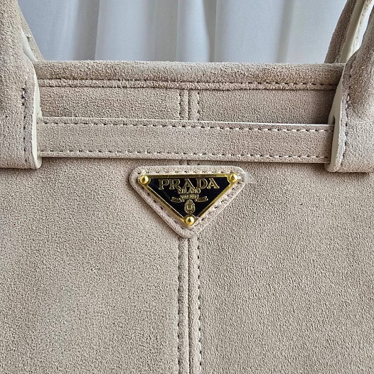 Замшевая бежевая сумка Prada 38x23 см   