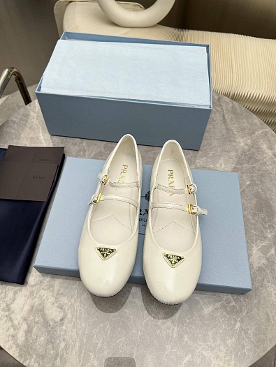 Женские кожаные балетки Prada Naplak белого цвета   