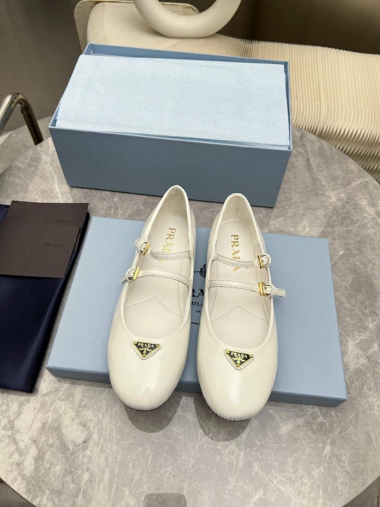 Женские кожаные балетки Prada Naplak белого цвета