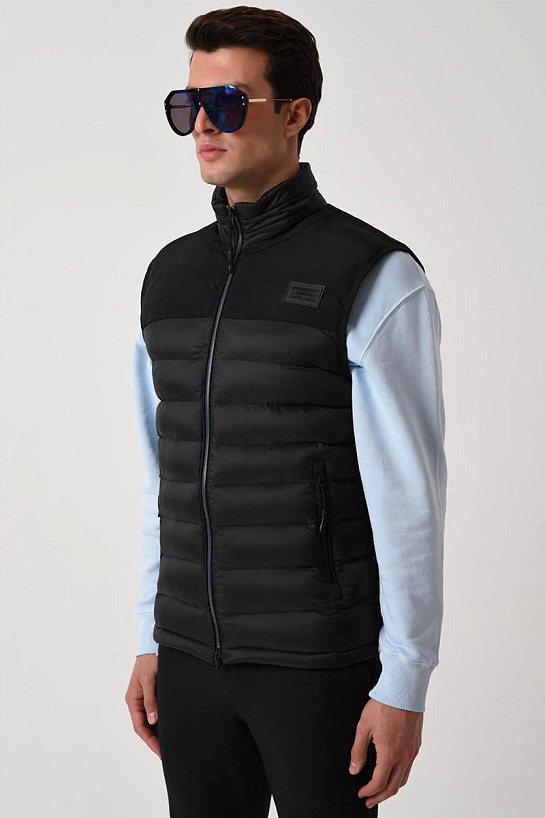 Чёрный пуховой жилет Burberry London England logo-patch