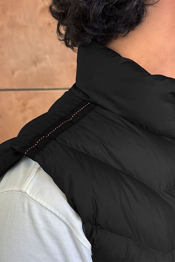 Жилет чёрного цвета Parajumpers   