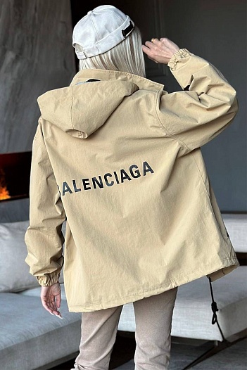 Женская ветровка Balenciaga бежевого цвета   