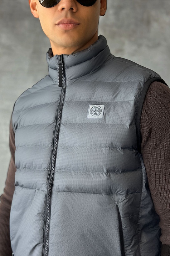 Мужской жилет серого цвета Stone Island compass badge