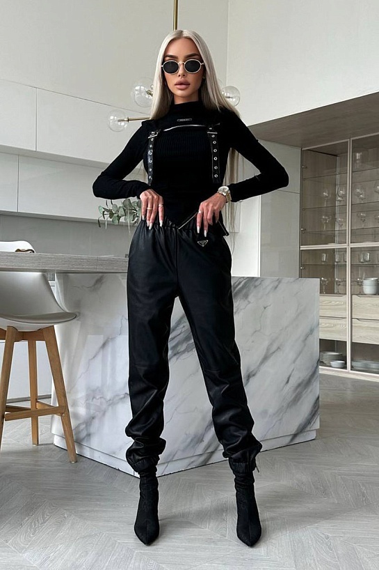 Женские чёрные леггинсы из эко–кожи Prada