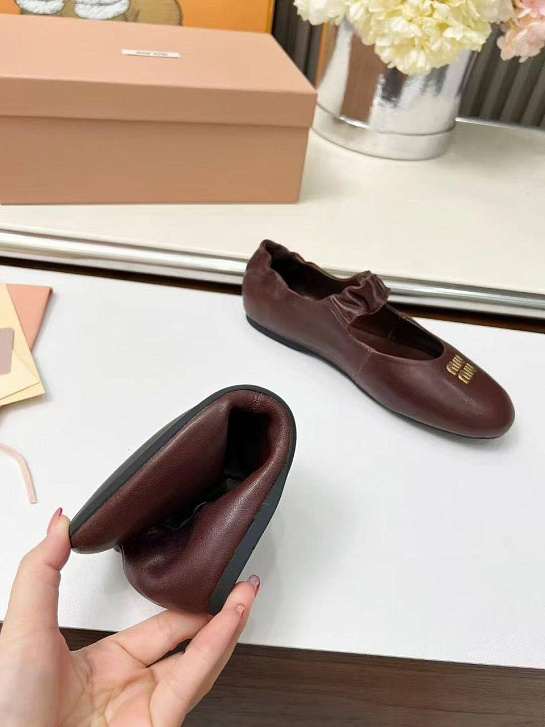 Женские кожаные балетки с круглым мысом MIU MIU