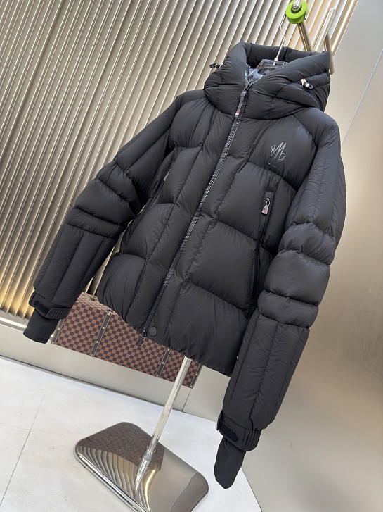 Мужской пуховик Moncler чёрного цвета