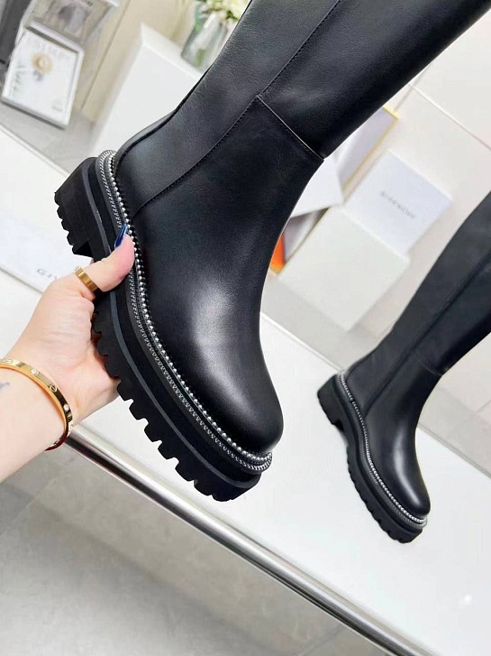 Женские кожаные сапоги Givenchy чёрного цвета