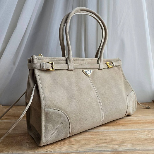 Замшевая бежевая сумка Prada 38x23 см   