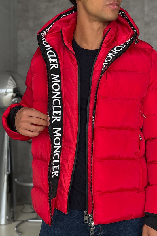 Утеплённая куртка красного цвета Moncler logo-patch