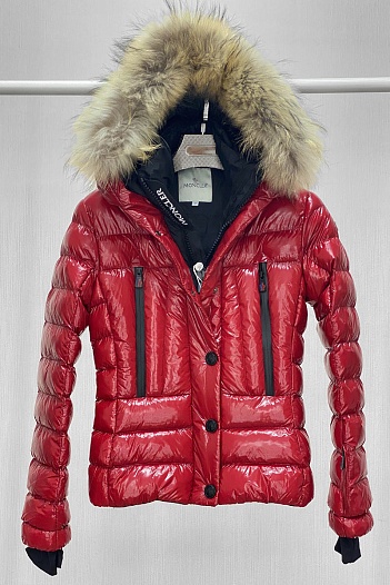 Женская брендовая куртка Moncler красного цвета   