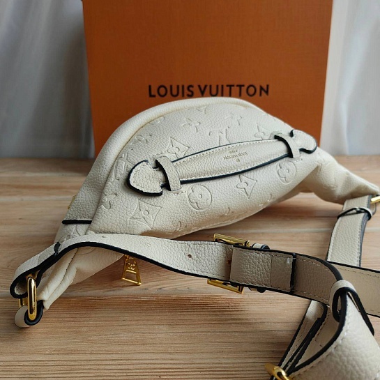 Кожаная сумка на пояс Louis Vuitton Monogram Embossed 28x14 см