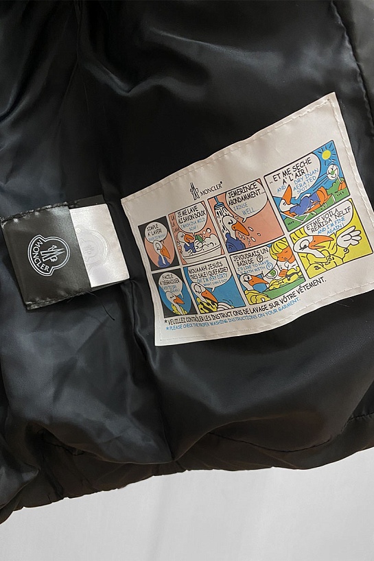 Женская чёрная куртка с меховым капюшоном Moncler