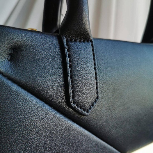 Женская сумка Valentino One Stud 25x23 см - Black   