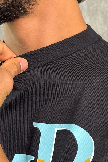 Футболка чёрного цвета Amiri staggered logo   