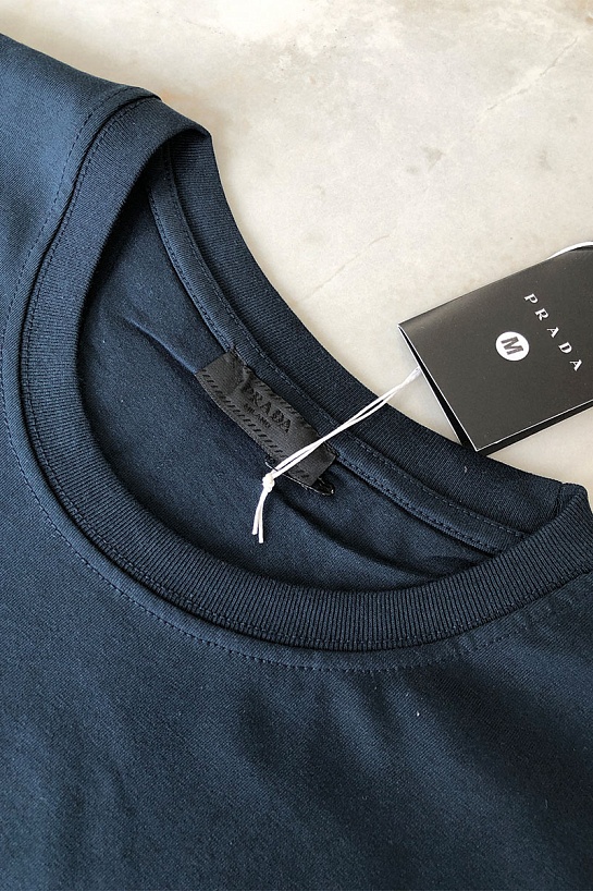 Тёмно-синяя мужская футболка Prada embossed logo