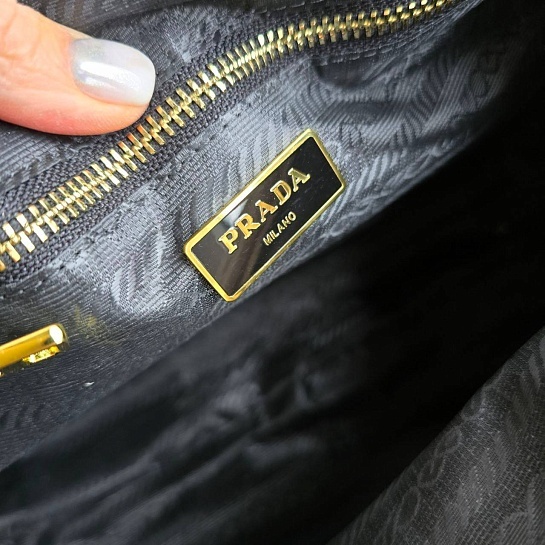 Замшевая серая сумка Prada 38x23 см