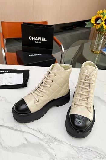 Женские бежевые кожаные ботинки Chanel   