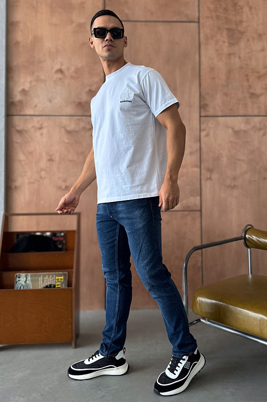 Белая оверсайз футболка Gothic logo