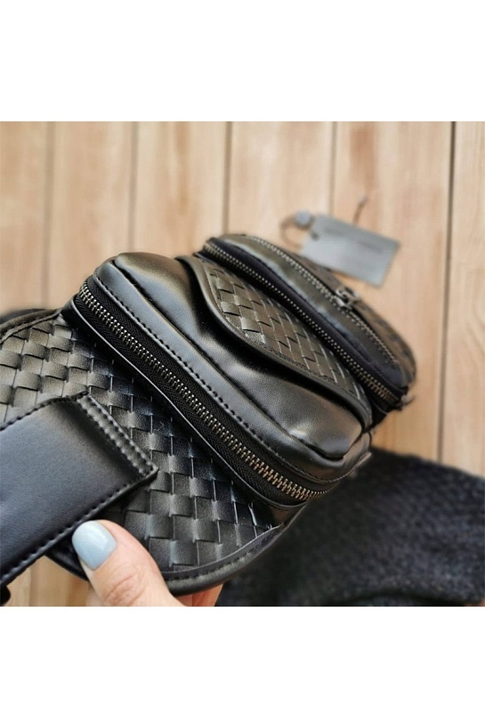 Кожаная чёрная сумка Bottega Veneta 33x17 см