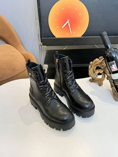 Женские кожаные ботинки Prada   