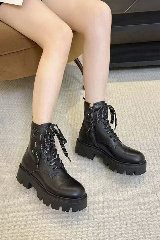 Женские кожаные ботинки Prada