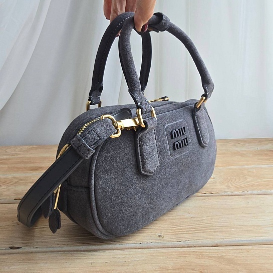 Замшевая серая сумка MIU MIU 23x13 см