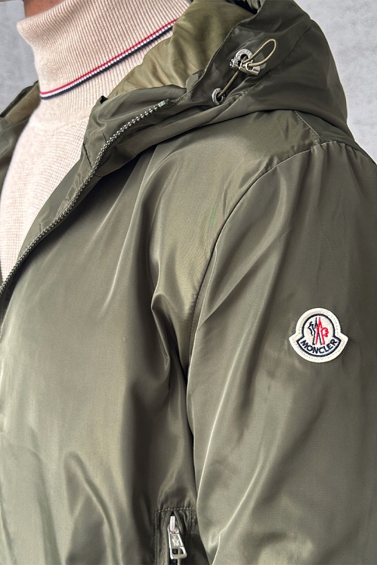Зелёная ветровка Moncler logo-patch