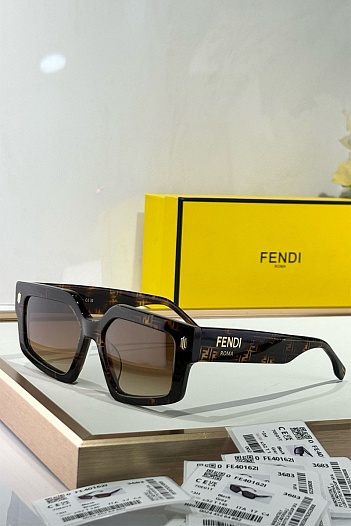 Солнцезащитные очки Fendi   