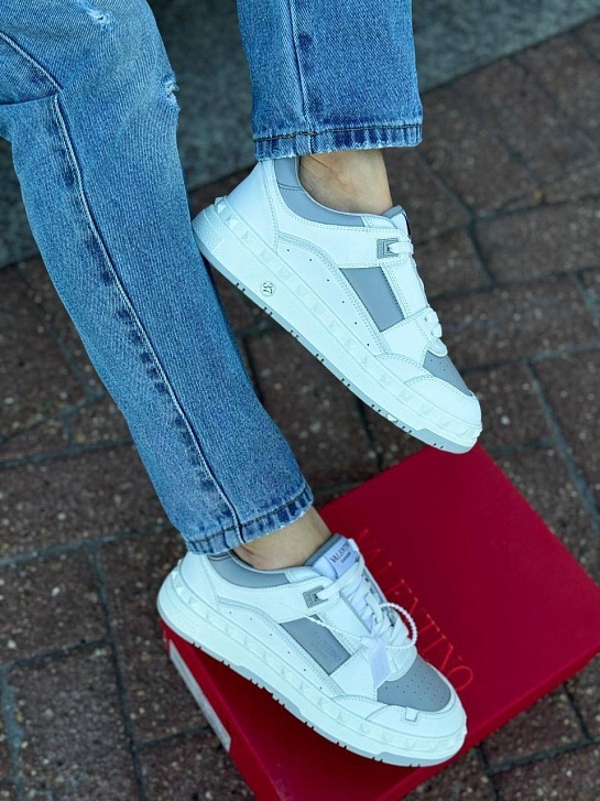 Женские кожаные кроссовки Valentino Freedots - White / Grey