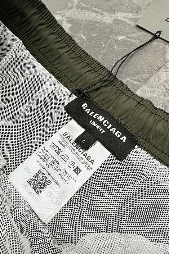 Зелёные шорты Balenciaga Political Campaign logo